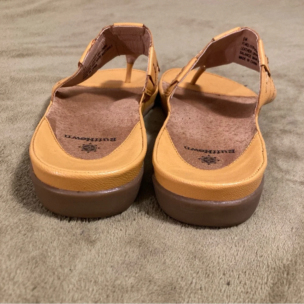 EUC Ruff Hewn Vintage 90s Leather Flip Flop Sandals Gold Tan Size 9M